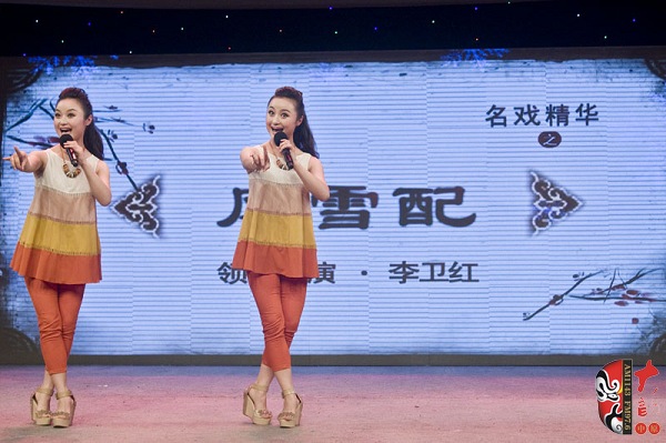 高玉明、高玉慧雙胞胎姐妹助興表演
