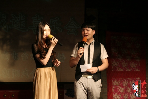 主持人：河南電臺戲曲廣播《越學(xué)越開心》主持人張琳，著名戲曲節(jié)目主持人、戲曲廣播當(dāng)家小生月陽