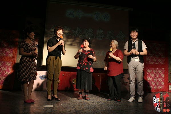 戲曲廣播總監(jiān)木子、豫劇表演藝術(shù)家楊華瑞、高潔、戲曲廣播當(dāng)家小生月陽、票友張華合作表演《朝陽溝》選段