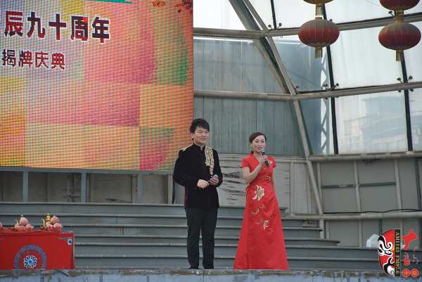 主持人：河南電臺(tái)戲曲廣播副總監(jiān)張彤（右）、著名戲曲節(jié)目主持人、戲曲廣播當(dāng)家小生月陽(yáng)（左）