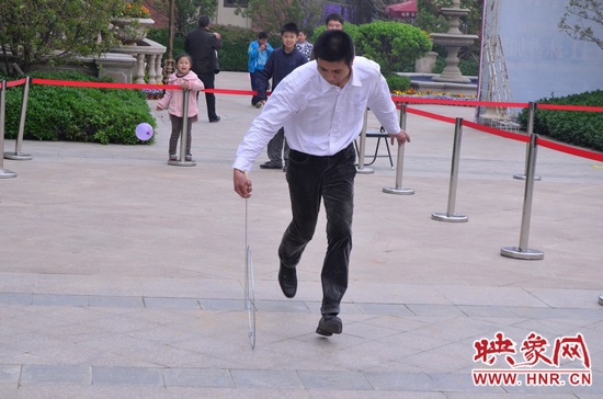 說是比賽，其實(shí)就是活力的釋放，就是開心的海洋，丟沙包、踢毽子、三人四足、滾鐵環(huán)等項(xiàng)目