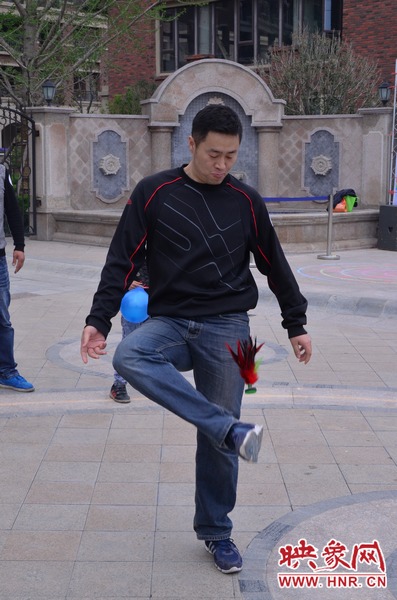 說是比賽，其實(shí)就是活力的釋放，就是開心的海洋，丟沙包、踢毽子、三人四足、滾鐵環(huán)等項(xiàng)目