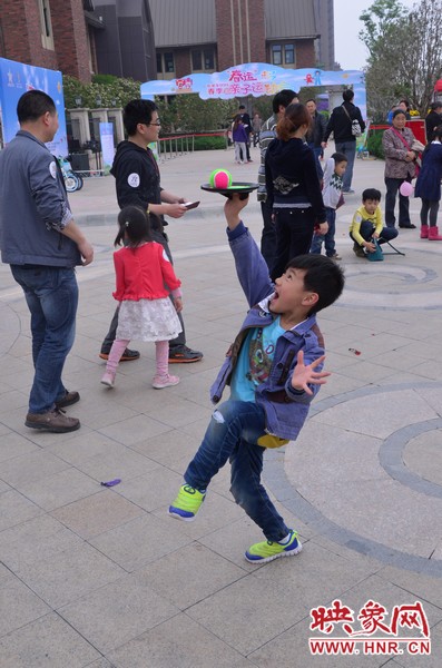 小弟弟，你玩?zhèn)€托球不用這么夸張吧，哈哈！