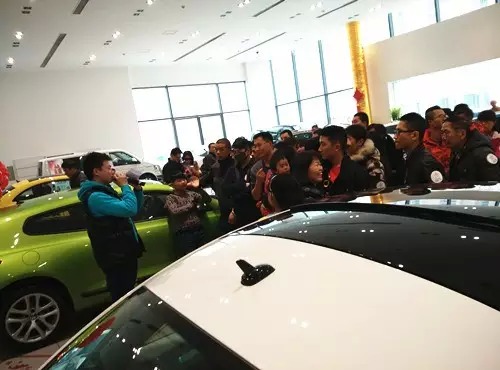 現(xiàn)場活動由私家車廣播《999車生活》主播飛揚、佳雨主持，新年呵護(hù)，溫暖你一路。