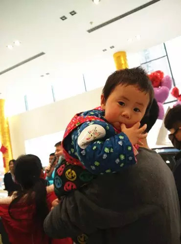 小朋友雖然你骨骼清奇，但是米、油你照樣拎不動啊，還是乖乖的油卡拿好吧。