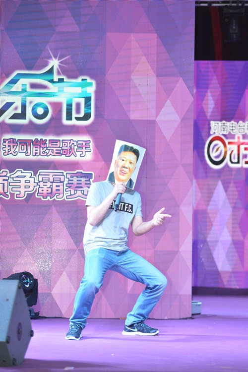 不過(guò)隨后的阿強(qiáng)老師現(xiàn)場(chǎng)傳授RAP教程，同樣不遜于老楊呢?。? complete=