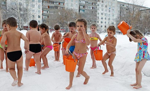 幼兒園的兒童身穿泳裝，在零下25度的雪地里沖涼水澡。
