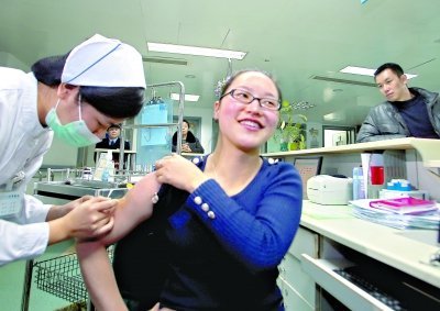 昨日，向雪敏在同濟(jì)醫(yī)院血液科病房打動(dòng)員劑，丈夫陳武右在身后注視著妻子 記者傅克強(qiáng)