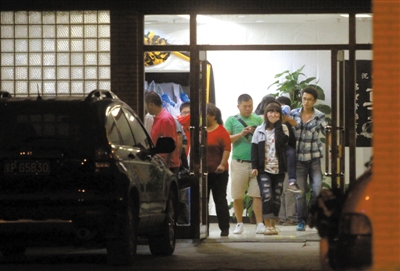 2012年9月17日，廠橋小學(xué)門(mén)口，一女子駕車(chē)錯(cuò)將油門(mén)當(dāng)剎車(chē)，撞死一男學(xué)生。