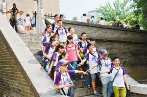 西安小雁塔景區(qū)內(nèi)，學(xué)生們正在古跡前合影留念