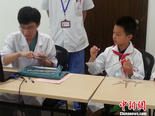 兒童暑期“職業(yè)體驗(yàn)” 醫(yī)生、警察職業(yè)受熱捧
