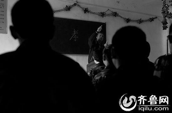 方光與其他癡迷網(wǎng)絡(luò)游戲的孩子一起，在重新認(rèn)識“孝”的含義