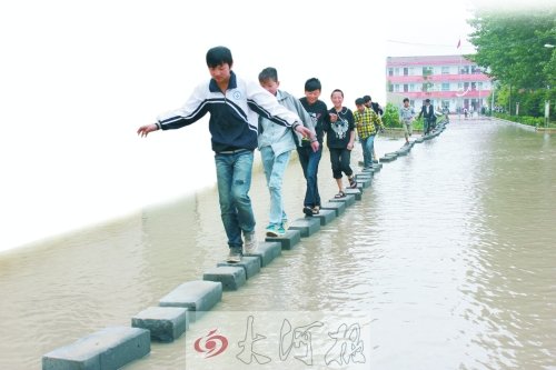 因“挪”修下水道錢學(xué)校被淹 學(xué)生渡“?！鄙蠈W(xué)