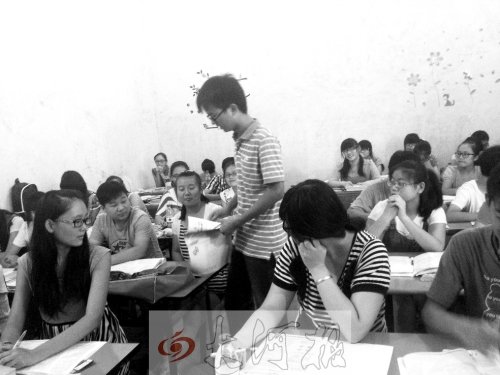 補(bǔ)習(xí)課上，馮昊怡不像老師，更像是學(xué)生們的同學(xué)。