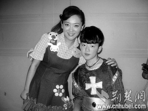 楊光參加央視節(jié)目表演時，同主持人月亮姐姐合影