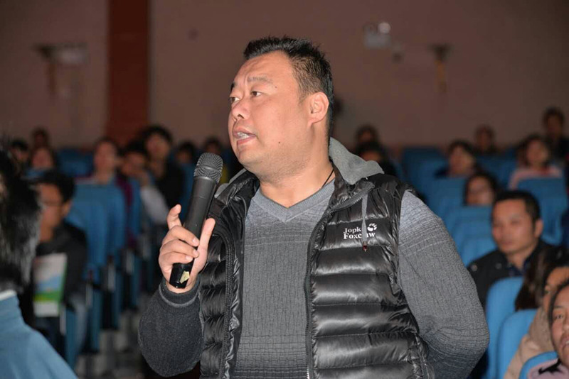 講座結(jié)束家長(zhǎng)朋友踴躍提問，請(qǐng)專家答疑解惑