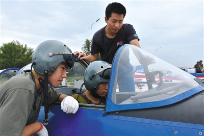 8月26日，來自吉林、湖北、山東的青少年航空學(xué)校的高中學(xué)生，進(jìn)行了首次飛行體驗(yàn)活動(dòng)