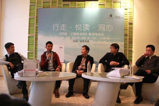 活動(dòng)現(xiàn)場(chǎng)（左起）一毛不拔大師、陳坤、費(fèi)勇、南派三叔、慕容雪村