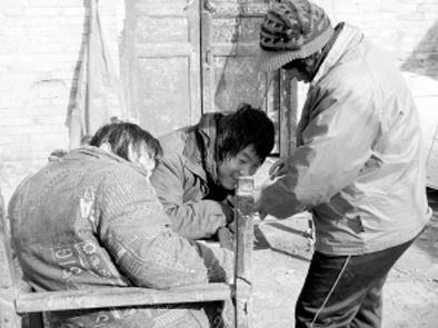 去年年初，武文英和雙胞胎腦癱兒子。圖片來源/《周口晚報(bào)》