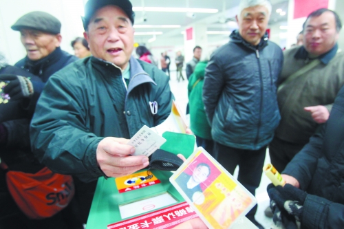 老人帶著多種證件想免費(fèi)乘車，工作人員稱沒(méi)接到通知拒絕。