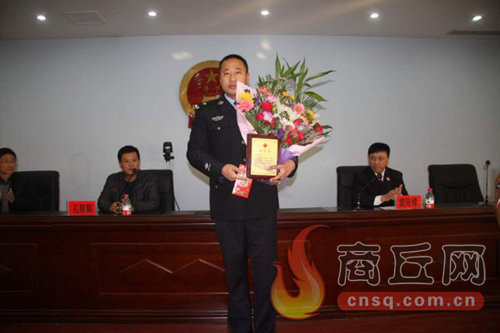 高兵雷是睢陽區(qū)檢察院一位檢察干警，在去鄭州捐獻(xiàn)造血干細(xì)胞時(shí)，他所在的單位為他組織了熱烈的歡送儀式