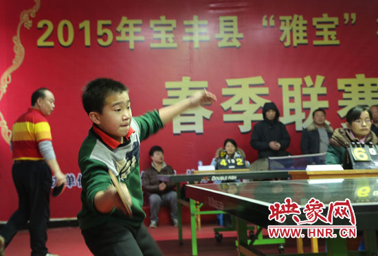 2月22日，乒乓球參賽選手在河南省寶豐陽光青少年俱樂部迎新春乒乓球春季聯(lián)賽，選手在比賽中激烈角逐。