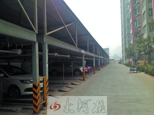 中原區(qū)新禧園小區(qū)，靠著圍墻的空地，建成兩層立體車(chē)庫(kù)。