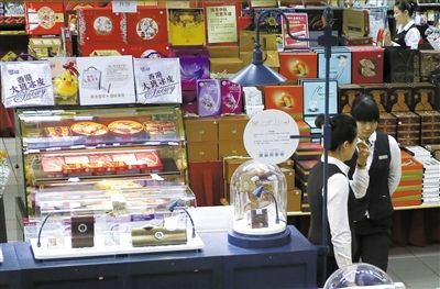 昨日，北京賽特購(gòu)物中心，擺放出售的月餅禮盒，上千元的品種僅5種。新京報(bào)記者 王叔坤 攝