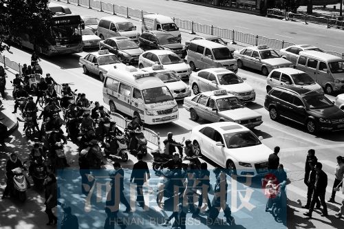 紫荊山路與商城路交叉口，見(jiàn)無(wú)車讓行，一輛救護(hù)車只好選擇右轉(zhuǎn)車道直行 記者 邱曉峰/攝