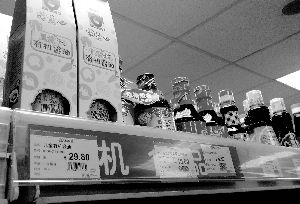 永旺超市里，兒童醬油價(jià)格不菲且品種繁多，但買的顧客較少。信息時(shí)報(bào)記者 郭柯堂 攝