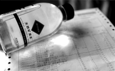 長綠苔的礦泉水和超市購物清單。 京華時報記者 王苡萱 攝