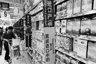 在通州某超市，進(jìn)口奶粉、純牛奶打出“原裝進(jìn)口”的招牌吸引消費者購買 攝/法制晚報記者 黑克