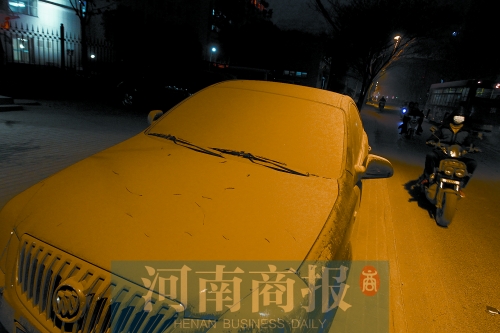 拆遷現(xiàn)場(chǎng)，途經(jīng)的汽車遭了殃，落了厚厚一層灰