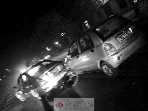 撞上出租車QQ才停下，兩車間還夾著一輛自行車。