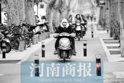 金水路防疫路附近，路樁間距很小，電動(dòng)車經(jīng)過時(shí)要很小心才能避開