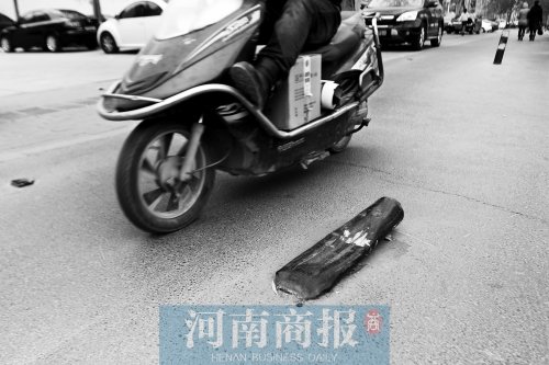金水路上，一根路樁被撞倒