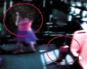 去年10月份的一天，一名女乘客打著電話下了車，包丟在了車上。(翻拍視頻)