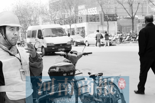  燃氣泄漏,消防員演習變實戰(zhàn)。而幾米外,有工作人員在抽煙
