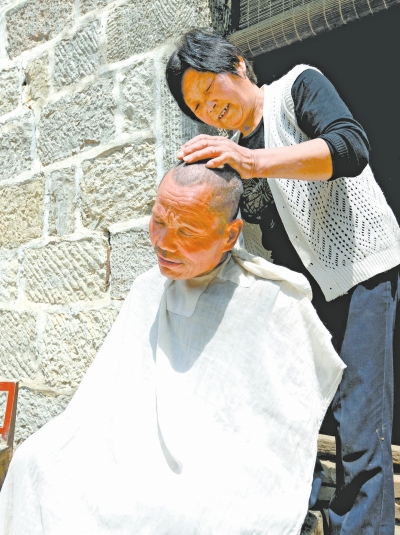 為了照顧兩個小叔，馬英專門學(xué)會了理發(fā)。