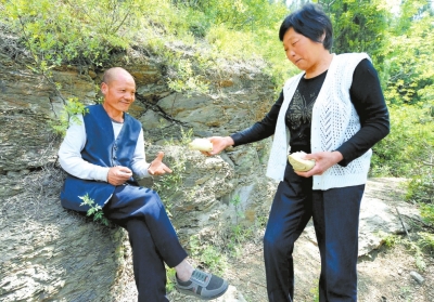 5月5日，馬英為上山放牛的劉五送干糧。