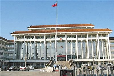 濮陽縣違規(guī)、超標(biāo)修建的縣委、縣政府辦公樓。新華社發(fā)發(fā)布