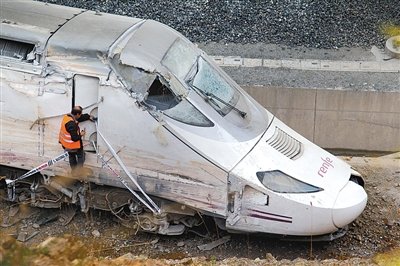 快速列車的車頭沒(méi)有受到太大損壞。