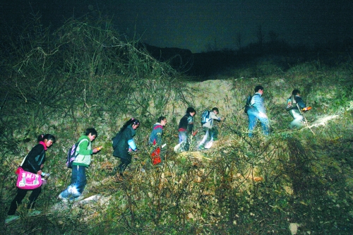在一些山區(qū),因為學校太遠,孩子們天不亮就得打著手電出發(fā)。L CFP供圖