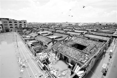 19日，廣東汕頭潮陽區(qū)和平鎮(zhèn)出現(xiàn)水浸現(xiàn)象。連日來，廣東省汕頭市潮陽區(qū)、潮南區(qū)普降暴雨。新華社發(fā)