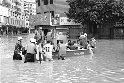 18日，廣東省清遠(yuǎn)市陽山縣縣城,消防官兵合力推動(dòng)沖鋒舟，轉(zhuǎn)移被困學(xué)生。新華社發(fā)