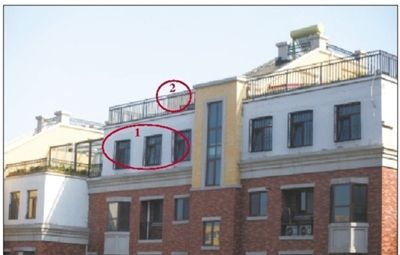 中海城香克林小區(qū),楊智家的樓頂上加蓋了兩層違建。其中北側(cè)露臺(tái)建成了一層灰白色的房屋(①)。在該違建頂部的東側(cè),又加蓋了一層面積較小的房屋(②)。新京報(bào)記者 韓萌 攝