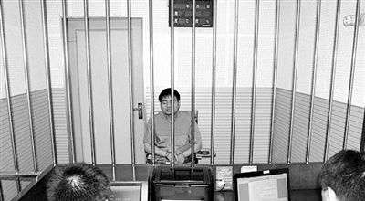 警方審訊犯罪嫌疑人“秦火火”。