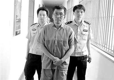 警方押解犯罪嫌疑人“立二拆四”。