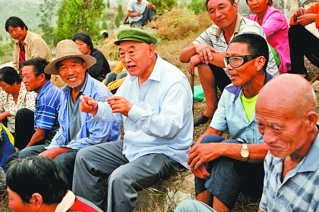 在唐莊，當(dāng)?shù)厝罕娒看我姷絽墙鹩】傆姓f不完的知心話。記者 史長來 攝