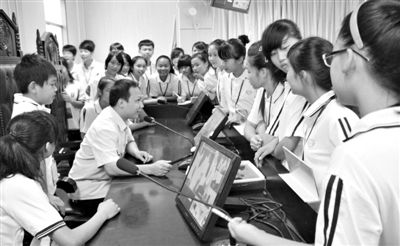 2013年5月30日，結(jié)合當(dāng)前國內(nèi)民眾普遍關(guān)注的“校長開房”、“強(qiáng)奸猥褻”等事件，廣西上思縣人民法院邀請中小學(xué)生到法院觀摩案件的庭審，提高他們的守法、維權(quán)意識(shí)。圖/IC
